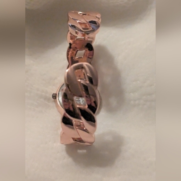 Elegant Rose Gold Women's Watch VEUC gorgeous (New Battery In It) - Picture 5 of 5